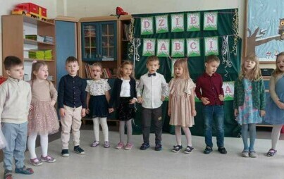 Zdjęcie do DZIEŃ BABCI I DZIADKA -ODDZIAŁ :"SOWY, ŻUKI I KACZUSZKI"
